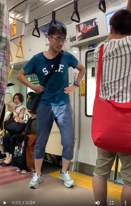 【動画】陰キャ丸出しの男、電車で体にぶつかった子供にド派手に絡みまくるｗｗｗ