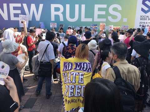 【在日韓国人】「私は在日3世」。彼女は手を震わせながら、渋谷で聴衆の前に立った。「私は日本生まれで韓国語はしゃべれない。『韓国に帰れ』と言われても帰れません」