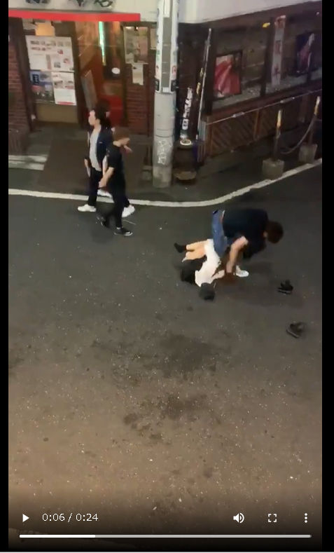 【動画】新宿　歌舞伎町で若くて可愛い女がぶん殴られる　これはヤバイ