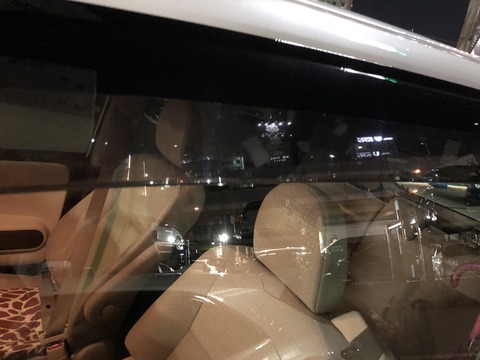 【大阪】合流で幅寄せしてきたタクシーの乗客(老人)が 窓から「杖」で車を叩く動画が物議　抗議するもタクシーはそのまま逃走 (衝撃動画あり)