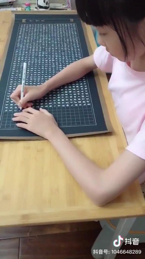 【画像】中国の美少女、めちゃくそ字が上手いと話題に